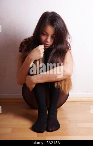 junge Frau mit Narben von Selbstverletzung Stockfoto