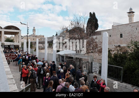 Jerusalem. 5. November 2014. Lange Schlangen bilden sich als israelische Polizei überwachen den Eingang auf dem Tempelberg verhindert die Yehuda-Bewegung in der Masse um eine Woche zu markieren, da das Attentat auf Yehuda Glick. Religiöse Nationalist Juden haben vor kurzem fordern Rechte Gebet auf dem Tempelberg während Palästinenser weiter Unruhen in der al-Haram Al-Aqsa-Sharif Verbindung in einem Versuch, eine Veränderung des Status quo erlauben nur die Verehrung der Muslime zu verhindern. Bildnachweis: Nir Alon/Alamy Live-Nachrichten Stockfoto