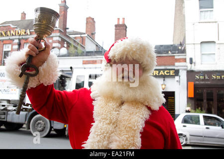 Wimbledon London, UK. 5. November 2014. Mann als Weihnachtsmann verkleidet in Wimbledon Stadtzentrum Credit: Amer Ghazzal/Alamy Live-Nachrichten Stockfoto