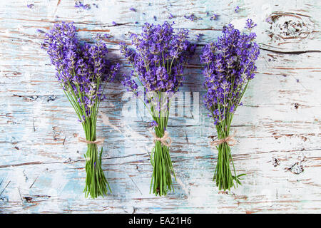 Lavendel Blüten auf Holz, geschossen von oben betrachtet Stockfoto