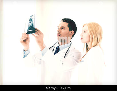 Zwei ärzte suchen an x-ray Stockfoto
