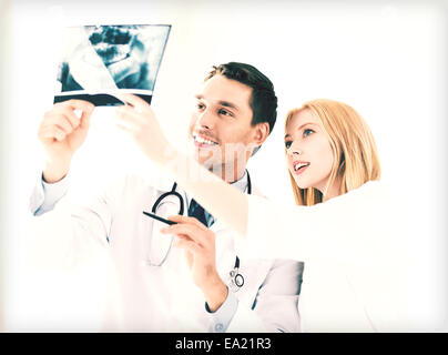 Zwei ärzte suchen an x-ray Stockfoto