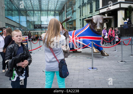 Gelangweilte junge und Foto mit Birmingham Bull im Union Jack-Flagge Stockfoto