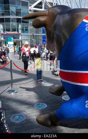 Fotografieren Sie mit Birmingham Bull im Union Jack-Flagge Stockfoto