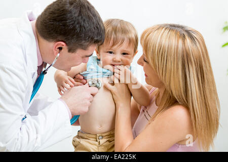 Kinderarzt männlichen Arzt untersuchen Kind. Mutter Baby halten. Stockfoto