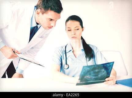 zwei medizinische Arbeiter Blick auf x-ray Stockfoto