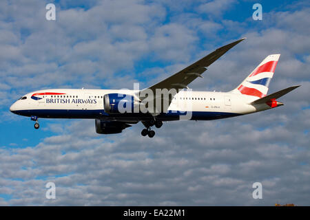 British Airways-Boeing 787-8 Ansätze Start-und Landebahn 27L in London Heathrow. Stockfoto