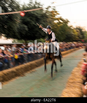 Rennen auf dem Ring (Corsa all'anello) traditionelle Pferd Osilo Sardinien Italien Stockfoto