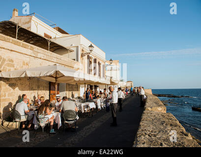 Touristen im Restaurant auf der ummauerten Stadt Alghero Sardinien Italien Stockfoto