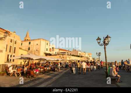Touristen auf der ummauerten Stadt Alghero Sardinien Italien Stockfoto