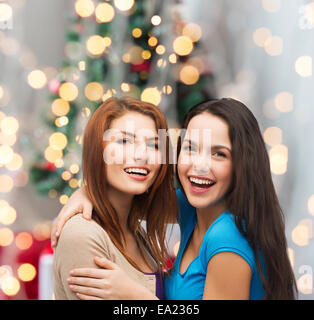 lächelnde Mädchen im Teenageralter umarmt Stockfoto