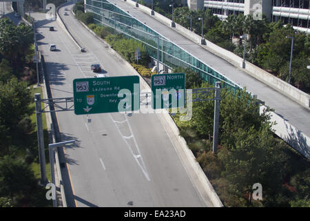 Verkehrszeichen am Miami International Airport Stockfoto