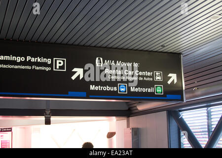 Zeichen der Mietwagen Zentrum und MIA Mover am internationalen Flughafen Miami (MIA) Stockfoto