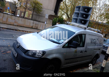 London, UK. 5. November 2014. Polizei erwarten Probleme in London am 5. November und trafen Vorbereitungen einschließlich Lautsprecher zusätzlich gemieteten vans, in Menge Zerstreuung zu unterstützen, wenn necessary.parked außerhalb Polizei Hauptsitz der Credit: Rachel Megawhat/Alamy Live News Stockfoto
