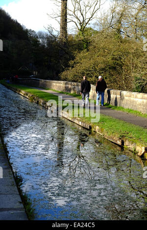 Cromford Canal, Derbyshire, UK. 5. November 2014. Hellen Chili Herbstwetter für Hund Spaziergänger und Wanderer gleichermaßen, entlang des Kanals Cromford. Bildnachweis: IFIMAGE/Alamy Live-Nachrichten Stockfoto