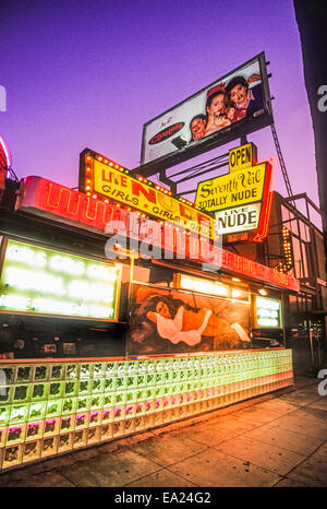 LOS ANGELES, KALIFORNIEN – 1. AUGUST: Der 7. Veil Strip Club am Sunset Boulevard Strip in Los Angeles, Kalifornien am 1. August 1995. Stockfoto