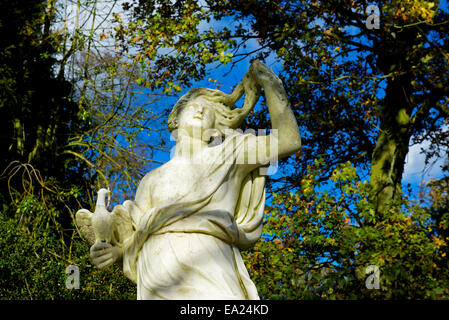 Statue in den Gärten des Belton House, in der Nähe von Grantham, Lincolnshire, England UK Stockfoto