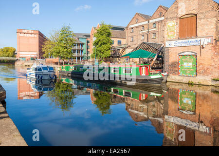 Boot, narrowboats und verschiedene Gebäude im Herbst auf dem Hafengebiet der Nottingham und Beeston Canal, Nottingham, East Midlands, England, Großbritannien Stockfoto
