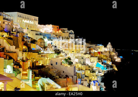 Die Enjoiying Touristen ihren Urlaub auf der Insel Santorin, Fira, Griechenland Stockfoto