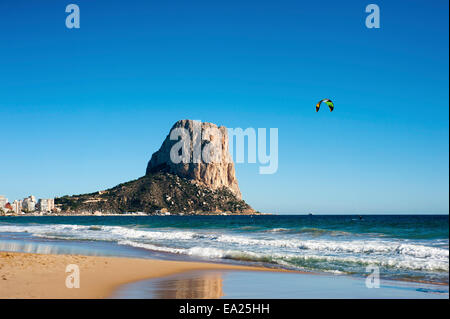 Kitesurfer vor den Penon de Ifach (Penyal zweifellos) am "Playa Arenal-Bol" Strand von Calp an der Costa Blanca, Alicante Stockfoto