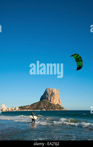 Kitesurfer vor dem Penon de Ifach (Penyal d'Ifach) am Strand „Playa Arenal Bol“ von Calp an der Costa Blanca, Alicante, Spanien Stockfoto