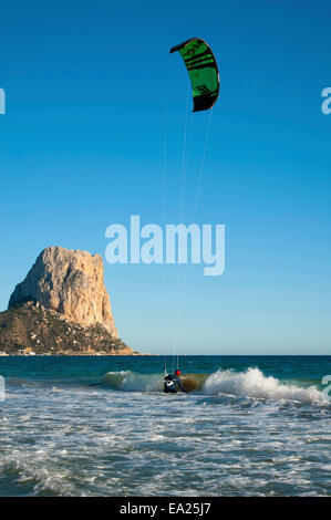 Kitesurfer vor den Penon de Ifach (Penyal zweifellos) am "Playa Arenal-Bol" Strand von Calp an der Costa Blanca, Alicante Stockfoto