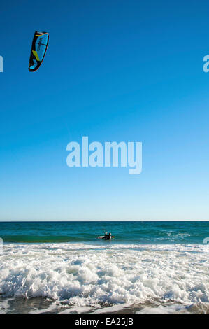 Kitesurfer am "Playa Arenal-Bol" Strand von Calp, Calpe an der Costa Blanca, Provinz Alicante, Spanien Stockfoto