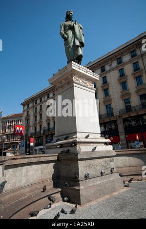 Italien, Lombardei, Mailand, Giuseppe Parini Denkmal in Cordusio Quadrat mit Dante Straße Stockfoto