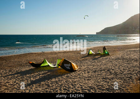 Kitesurfer am "Playa Arenal-Bol" Strand von Calp, Calpe an der Costa Blanca, Provinz Alicante, Spanien Stockfoto