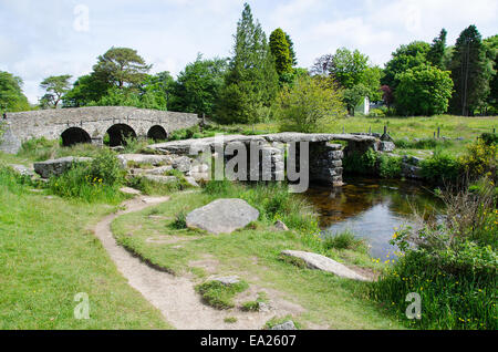 Die aktuellen Straßenbrücke und eine antike Klöppel-Brücke bei Postbridge, Dartmoor, Devon, UK Stockfoto