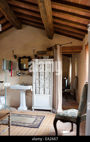 Badezimmer in alten Bauernhaus aus Holz mit Holz Tramen, grünen Stuhl