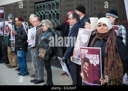 Detroit, Michigan, USA. 5. November 2014. Unterstützer des palästinensisch-amerikanischen Aktivisten Rasmea Odeh halten eine Mahnwache vor dem Bundesgericht konnte als ein Versuch, die beginnt ihr seit 10 Jahren zu inhaftieren und widerrufen Sie ihre US-Staatsbürgerschaft. Die Regierung Gebühren, die Odeh auf ihrem 2004 Staatsbürgerschaft Anwendung nicht preiszugeben gelogen, dass im Jahre 1969 hatte sie eingesperrt und durch das israelische Militär gefoltert. Bildnachweis: Jim West/Alamy Live-Nachrichten Stockfoto