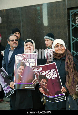 Detroit, Michigan, USA. 5. November 2014. Unterstützer des palästinensisch-amerikanischen Aktivisten Rasmea Odeh halten eine Mahnwache vor dem Bundesgericht konnte als ein Versuch, die beginnt ihr seit 10 Jahren zu inhaftieren und widerrufen Sie ihre US-Staatsbürgerschaft. Die Regierung Gebühren, die Odeh auf ihrem 2004 Staatsbürgerschaft Anwendung nicht preiszugeben gelogen, dass im Jahre 1969 hatte sie eingesperrt und durch das israelische Militär gefoltert. Bildnachweis: Jim West/Alamy Live-Nachrichten Stockfoto