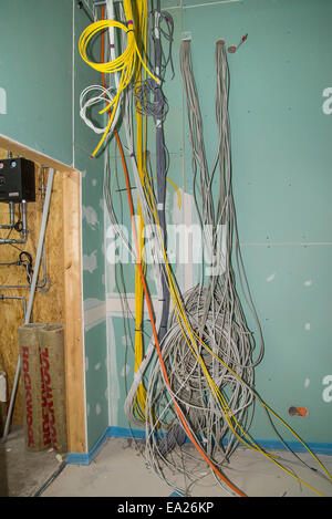 Kabel und Netzwerk Kabel an der Wand im Inneren eines Mehrfamilienhauses im Bau. Stockfoto