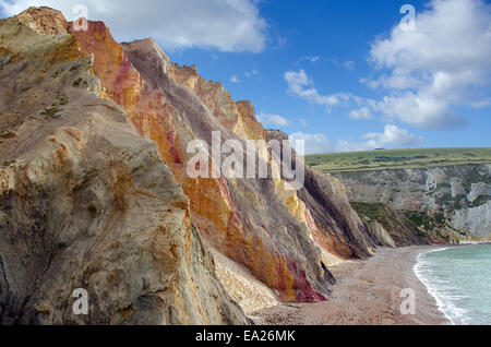 Die bunten Klippen von Alum Bay auf der Isle Of Wight. Stockfoto