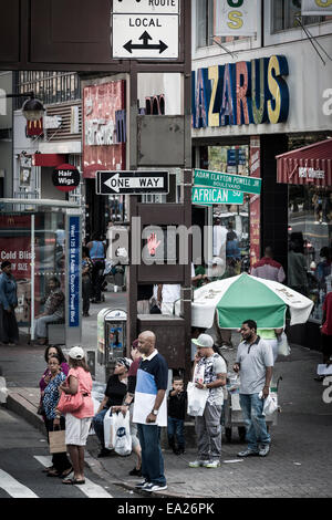 Eine Schlange von Menschen warten, um West 125th Street in Harlem, New York - USA überqueren. Stockfoto