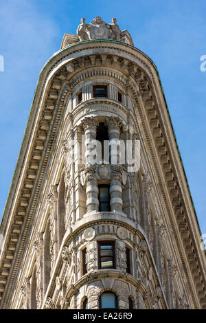Das Wahrzeichen Flatiron Gebäude an der Kreuzung 5th Avenue und Broadway in Manhattan, New York - USA. Stockfoto