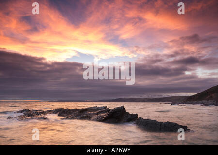 Sonnenuntergang über Sharrow Strand Whitsand Bay Cornwall UK Stockfoto