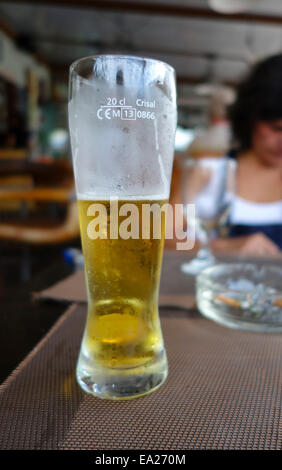 CISAL Glas halb voll Bier mit CE Kennzeichnung 20 cl auf Tisch in Portugal. Stockfoto