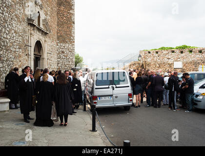 Begräbnis am Eglise de Notre-Dame de l'Esperance, historische Kirche auf dem Burgberg, Cannes, Frankreich. Stockfoto