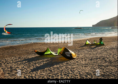 Kitesurfer am "Playa Arenal-Bol" Strand von Calp, Calpe an der Costa Blanca, Provinz Alicante, Spanien Stockfoto