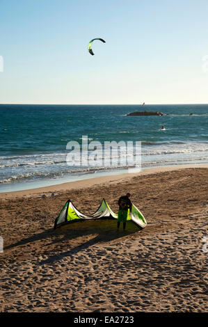 Kitesurfer am "Playa Arenal-Bol" Strand von Calp, Calpe an der Costa Blanca, Provinz Alicante, Spanien Stockfoto