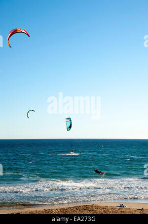 Kitesurfer am "Playa Arenal-Bol" Strand von Calp, Calpe an der Costa Blanca, Provinz Alicante, Spanien Stockfoto