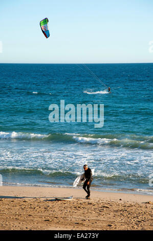 Kitesurfer am Strand von "Playa Arenal-Bol" Calp an der Costa Blanca, Provinz Alicante, Spanien Stockfoto