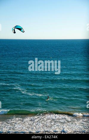 Kitesurfer am Strand von "Playa Arenal-Bol" Calp an der Costa Blanca, Provinz Alicante, Spanien Stockfoto