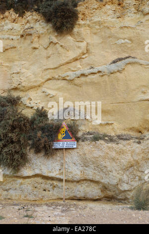 Zeichen der Gefahr von einstürzenden Felsen in Algarve Felsen fallen, Portugal. Stockfoto