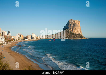 Kitesurfer vor den Penon de Ifach (Penyal zweifellos) am "Playa Arenal-Bol" Strand von Calp an der Costa Blanca, Alicante Stockfoto