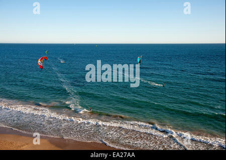 Kitesurfer am "Playa Arenal-Bol" Strand von Calp, Calpe an der Costa Blanca, Provinz Alicante, Spanien Stockfoto