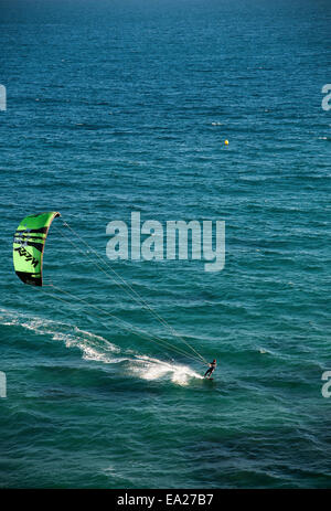 Kitesurfer am "Playa Arenal-Bol" Strand von Calp, Calpe an der Costa Blanca, Provinz Alicante, Spanien Stockfoto