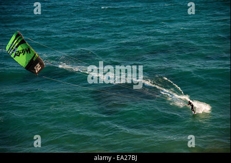 Kitesurfer am "Playa Arenal-Bol" Strand von Calp, Calpe an der Costa Blanca, Provinz Alicante, Spanien Stockfoto